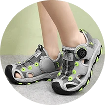 סנדלים ונעלי בית לבנים